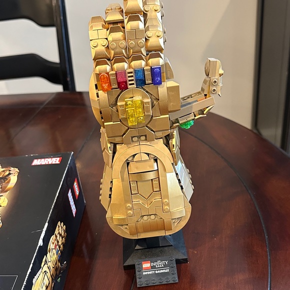 LEGO Infinity Saga Gauntlet with Colorful Stones - Picture 5 of 14